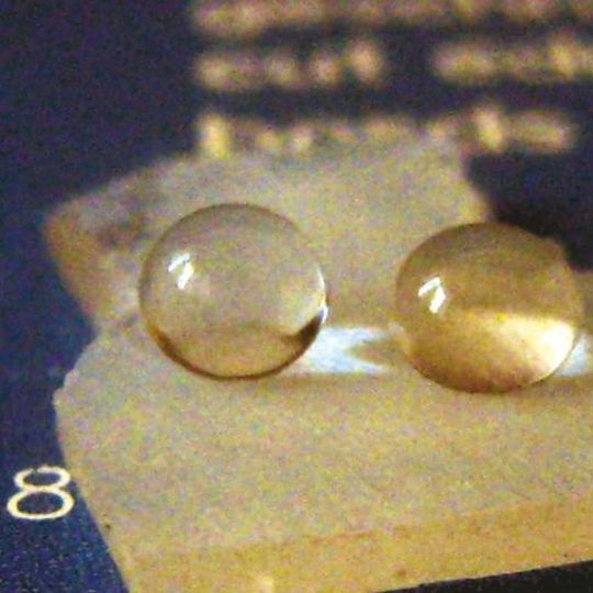 Neuer Werkstoff der KIT-Forscher lässt Wasser und Öl abperlen.