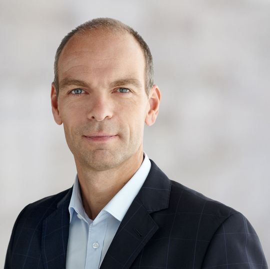 Roland Diggelmann, COO der Division Diagnostics von Roche gab auf einer Pressekonferenz den Bau einer neuen Produktionsanlage zur Herstellung von diagnostischen Produkten im Suzhou-Industriepark bekannt. Roche will somit 450 Millionen Franken in den nächsten drei Jahren in China investieren. Roland Diggelmann, COO der Division Diagnostics von Roche gab auf einer Pressekonferenz den Bau einer neuen Produktionsanlage zur Herstellung von diagnostischen Produkten im Suzhou-Industriepark bekannt. Roche will somit 450 Millionen Franken in den nächsten drei Jahren in China investieren.