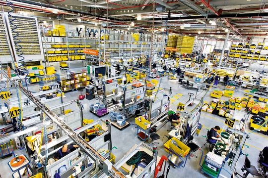 3500 verschiedene Komponenten lagern in der Igus-readycable-Fabrik. Dank hoher Materialverfügbarkeit und schlanken Prozessen kann so sehr rasch produziert werden. 3500 verschiedene Komponenten lagern in der Igus-readycable-Fabrik. Dank hoher Materialverfügbarkeit und schlanken Prozessen kann so sehr rasch produziert werden.