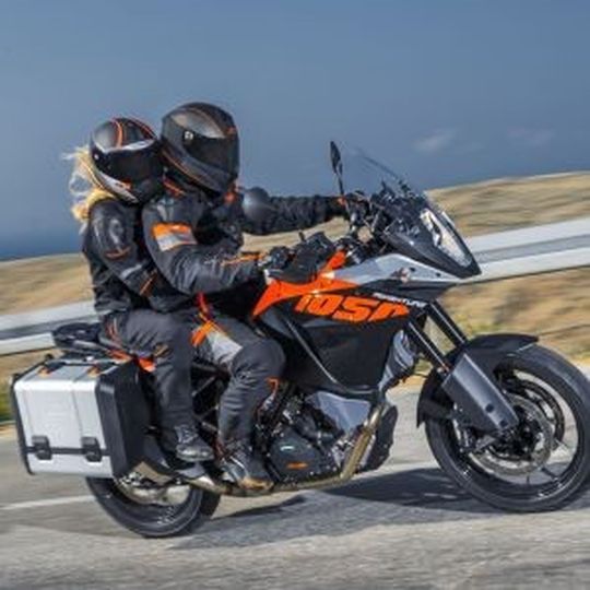Die neue KTM 1050 Adventure: Easy Touring. Die neue KTM 1050 Adventure: Easy Touring.