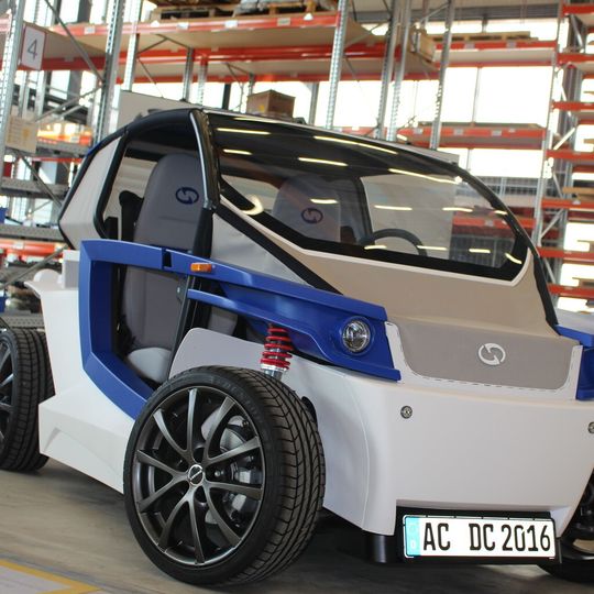 Bild 1: Für den ersten Prototypen (Streetscooter C16) wurden sämtliche Kunststoffexterieurteile in Kooperation mit Stratasys und Street-scooter mittels 3D-Druck hergestellt. Bild 1: Für den ersten Prototypen (Streetscooter C16) wurden sämtliche Kunststoffexterieurteile in Kooperation mit Stratasys und Street-scooter mittels 3D-Druck hergestellt.
