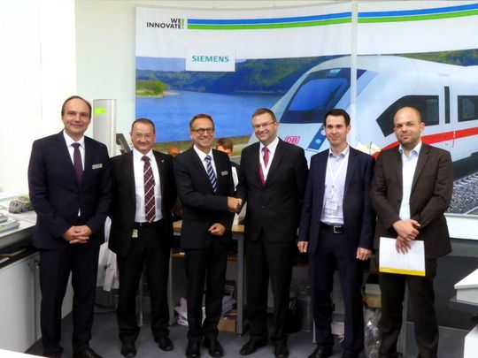 v.l. Die Wago-Mitarbeiter Markus Düker, Key Account Manager Siemens, Richard Markus , Market Manager Industry/Transportation, und Jürgen Schäfer, Geschäftsleitung Vertrieb, mit den Mitarbeitern der Siemens Mobility Division Bertin Leuker, Vice President Strategic Procurement Commodity Parts Management, Dominik Schmutzer, Director Procurement, und Matthias Parzinger, Strategic Procurement. v.l. Die Wago-Mitarbeiter Markus Düker, Key Account Manager Siemens, Richard Markus , Market Manager Industry/Transportation, und Jürgen Schäfer, Geschäftsleitung Vertrieb, mit den Mitarbeitern der Siemens Mobility Division Bertin Leuker, Vice President Strategic Procurement Commodity Parts Management, Dominik Schmutzer, Director Procurement, und Matthias Parzinger, Strategic Procurement.