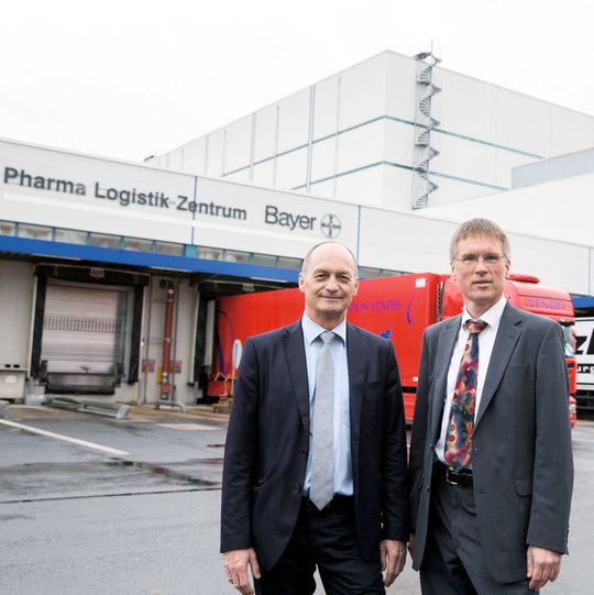 Dr. Hubertus Hakert (links), Leiter Supply Center von Bayer Health Care, und Chempark-Leiter Dr. Ernst Grigat vor dem Hochregallager von Bayer Health Care im Chempark Leverkusen. Dr. Hubertus Hakert (links), Leiter Supply Center von Bayer Health Care, und Chempark-Leiter Dr. Ernst Grigat vor dem Hochregallager von Bayer Health Care im Chempark Leverkusen.