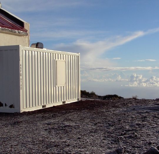 Mit Infrarot-Spektrometern lässt sich die Luftzusammensetzung in der Atmosphäre bestimmen. Auf Teneriffa betreiben das KIT und der spanische Wetterdienst gemeinsam einen Messcontainer. Mit Infrarot-Spektrometern lässt sich die Luftzusammensetzung in der Atmosphäre bestimmen. Auf Teneriffa betreiben das KIT und der spanische Wetterdienst gemeinsam einen Messcontainer.