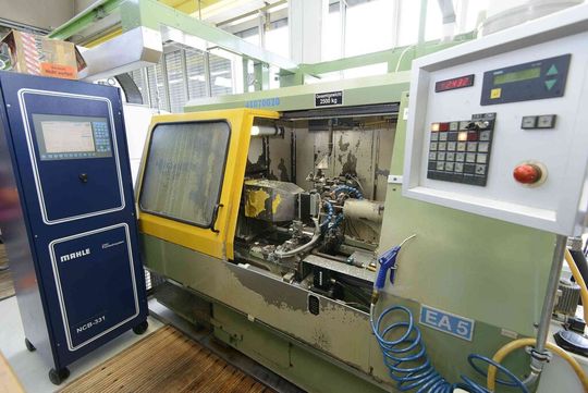 Bei der Modernisierung von Sondermaschinen wie dieser kommen bei Mahle Ethercat-Feldbuskoppler (750-354) von Wago zum Einsatz. Bei der Modernisierung von Sondermaschinen wie dieser kommen bei Mahle Ethercat-Feldbuskoppler (750-354) von Wago zum Einsatz.