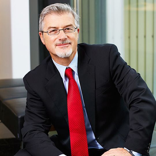 Generationswechsel bei SKF: Anfang nächsten Jahres wird Stephane Le-Mounier als Nachfolger von Tryggve Sthen die Leitung des SKF Geschäftsbereichs Automotive übernehmen. Generationswechsel bei SKF: Anfang nächsten Jahres wird Stephane Le-Mounier als Nachfolger von Tryggve Sthen die Leitung des SKF Geschäftsbereichs Automotive übernehmen.