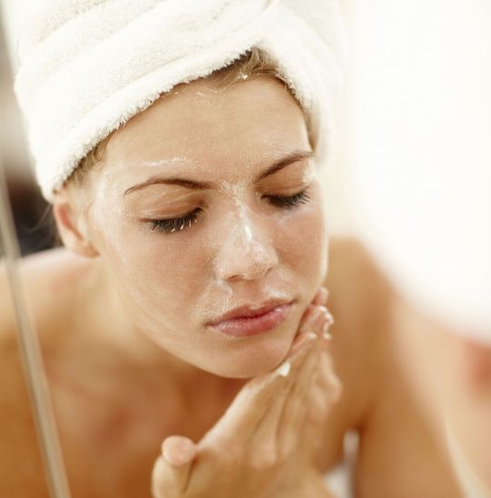 Schön sein, ohne schlechtes Gewissen: Evonik hat eine umweltfreundliche Alternative für Mikropartikel aus Kunststoff gefunden, die als Peeling in kosmetischen Artikeln verwendet werden kann.