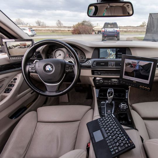 Mit ihrem 180-Grad-Blickwinkel sehen die Kameras, die statt der Außenspiegel eingesetzt werden, mehr als jeder Fahrer beim Blick in den normalen Spiegel.