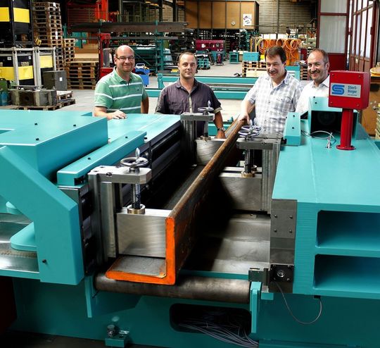 Mit der neuen Richtmaschine der Stierli Bieger AG werden große Winkelprofile vermessen, protokoliert und bei einer Abweichung über den unternehmenseigenen Qualitätsanspruch auch gerichtet. Lieferant, wie Anwender freuen sich gleichermaßen: (v.l.) Oliver Meyer, Claudio Müller, Manfred Vonau und Thomas Stierli. Mit der neuen Richtmaschine der Stierli Bieger AG werden große Winkelprofile vermessen, protokoliert und bei einer Abweichung über den unternehmenseigenen Qualitätsanspruch auch gerichtet. Lieferant, wie Anwender freuen sich gleichermaßen: (v.l.) Oliver Meyer, Claudio Müller, Manfred Vonau und Thomas Stierli.