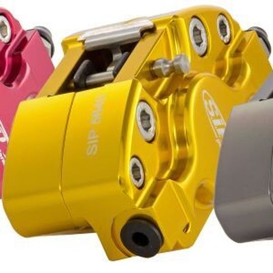 Für einen reibungslosen Bremsvorgang der Vespa: Die Bremszangen von SIP. Für einen reibungslosen Bremsvorgang der Vespa: Die Bremszangen von SIP.