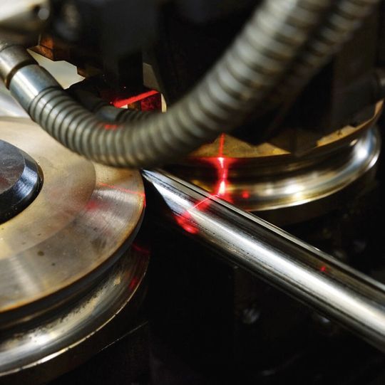 Bild 1: Das Laserschweißsystem für die Rohre verfügt über ein Sensorsystem für die Schweißspalt-Lageerkennung. Bild 1: Das Laserschweißsystem für die Rohre verfügt über ein Sensorsystem für die Schweißspalt-Lageerkennung.