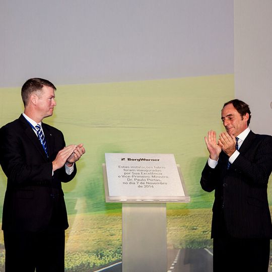 Die Eröffnungsfeier von BorgWarners neuer Produktionsstätte in Lanheses, Viano do Castelo, Portugal, wurde von Brady Ericson, President und General Manager von BorgWarner Emissions Systems (links) und Paulo Portas, Vize Premierminister von Portugal (rechts), besucht. Die Eröffnungsfeier von BorgWarners neuer Produktionsstätte in Lanheses, Viano do Castelo, Portugal, wurde von Brady Ericson, President und General Manager von BorgWarner Emissions Systems (links) und Paulo Portas, Vize Premierminister von Portugal (rechts), besucht.