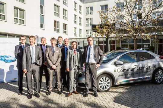 Vertreter der beteiligten Projektpartner geben auf der electronica den Startschuss der Testfahrt mit den Communicating Cars Vertreter der beteiligten Projektpartner geben auf der electronica den Startschuss der Testfahrt mit den Communicating Cars