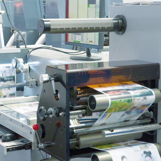 In der Druck- und Verpackungsindustrie dienen Kontrastsensoren der präzisen Erkennung von Druckmarken bei Etikettier- und Verpackungsmaschinen. In der Druck- und Verpackungsindustrie dienen Kontrastsensoren der präzisen Erkennung von Druckmarken bei Etikettier- und Verpackungsmaschinen.