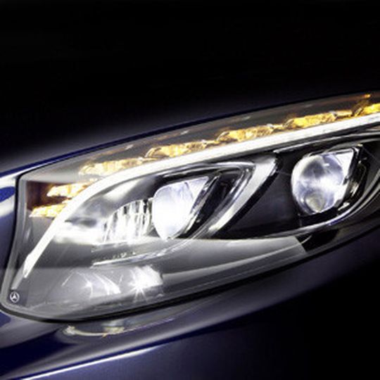 „Multibeam“-Licht made by Mercedes: Nach dem Motto „Besser sehen ohne zu blenden“ sorgen bis zu 84 LEDs pro Scheinwerfer für eine optimale Straßenausleuchtung. „Multibeam“-Licht made by Mercedes: Nach dem Motto „Besser sehen ohne zu blenden“ sorgen bis zu 84 LEDs pro Scheinwerfer für eine optimale Straßenausleuchtung.