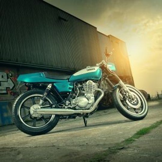 Kedo entwickelte zwei Umbaukonzepte für die Yamaha SR 400. Kedo entwickelte zwei Umbaukonzepte für die Yamaha SR 400.