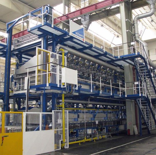 Eine Rollenherd-Ofenanlage für die Wärmebehandlung von Stahl-Platinen vor der Warmumformung. Eine Rollenherd-Ofenanlage für die Wärmebehandlung von Stahl-Platinen vor der Warmumformung.