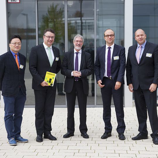Von links nach rechts: Chang Yoon Seok, Korea Aerospace University, Prof. Uwe Clausen, Institutsleiter am Fraunhofer IML, Dr. Günther Horzetzky, Staatssekretär im Wirtschaftsministerium NRW, Thorsten Hülsmann, Geschäftsführer Effizienzcluster Management GmbH, und Dr. Jens Schumacher, FH Vorarlberg. Von links nach rechts: Chang Yoon Seok, Korea Aerospace University, Prof. Uwe Clausen, Institutsleiter am Fraunhofer IML, Dr. Günther Horzetzky, Staatssekretär im Wirtschaftsministerium NRW, Thorsten Hülsmann, Geschäftsführer Effizienzcluster Management GmbH, und Dr. Jens Schumacher, FH Vorarlberg.