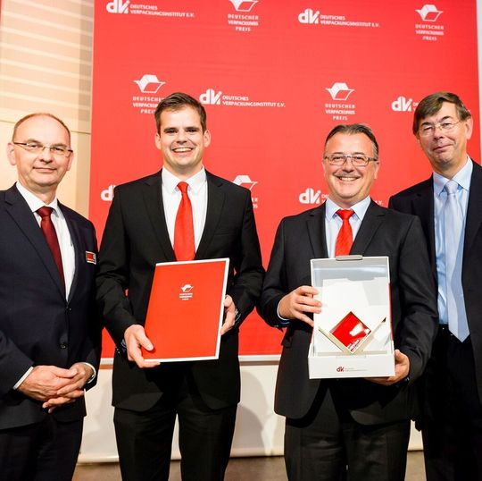 Feierliche Preisverleihung auf der Brau Beviale in Nürnberg: (v.l.) Winfried Batzke, Geschäftsführer Deutsches Verpackungsinstitut; Entwicklungsingenieur Christian Reichardt und Produktmanager Daniel Bossel, beide Bosch Packaging Technology; Burkhard Lingenberg, Mitglied des Vorstands Deutsches Verpackungsinstitut.