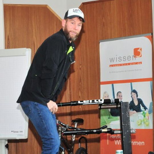 Larry Westney, Marketingmanager bei Cannondale, zeigte auf ungewöhliche Weise, wie stabil die Einarm-Vorderradgabel Lefty ist. Larry Westney, Marketingmanager bei Cannondale, zeigte auf ungewöhliche Weise, wie stabil die Einarm-Vorderradgabel Lefty ist.