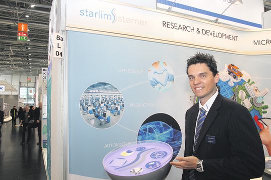 Danny Freund, Business Area Manager Life Science bei der Starlim Spritzguss GmbH, erklärt: „ Unsere Ventile sind aus LSR im Spritzguss-Verfahren hergestellt.“ Danny Freund, Business Area Manager Life Science bei der Starlim Spritzguss GmbH, erklärt: „ Unsere Ventile sind aus LSR im Spritzguss-Verfahren hergestellt.“
