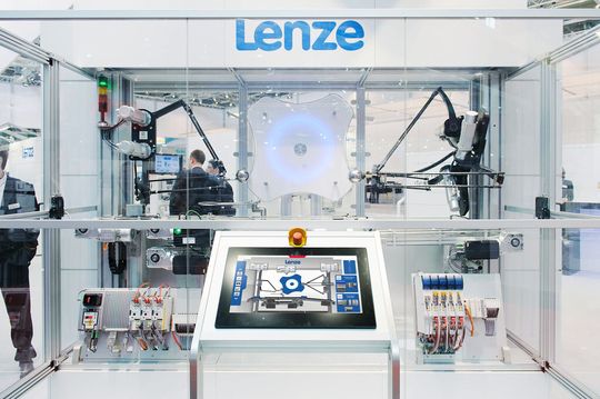 Die vorgedachten Lösungen von Lenze erleichtern den Maschinenbauern die Realisierung von Maschinenkonzepten und verschaffen ihnen Freiräume für die Alleinstellungsmerkmale der Maschine. Die vorgedachten Lösungen von Lenze erleichtern den Maschinenbauern die Realisierung von Maschinenkonzepten und verschaffen ihnen Freiräume für die Alleinstellungsmerkmale der Maschine.