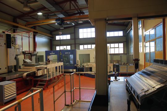 Halle d'usinage de haute précision. Halle d'usinage de haute précision.