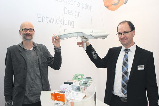 Martin Fränkel, Feo Elektronik GmbH (links), und Tobias Krickl von der Rafi Eltec GmbH mit einer OP-Leuchte des Feo-Kunden KLS Martin. Auf der Compamed treten die beiden Dienstleister gemeinsam auf. Martin Fränkel, Feo Elektronik GmbH (links), und Tobias Krickl von der Rafi Eltec GmbH mit einer OP-Leuchte des Feo-Kunden KLS Martin. Auf der Compamed treten die beiden Dienstleister gemeinsam auf.