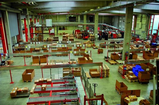 Würth Industrie Service bietet nicht nur den Kunden die Belieferung nach Kanban-Regeln an, sondern hat auch den Materialfluss im eigenen Zentrallager nach diesen Prinzipien organisiert. Bild: Orgatex und Unruh Würth Industrie Service bietet nicht nur den Kunden die Belieferung nach Kanban-Regeln an, sondern hat auch den Materialfluss im eigenen Zentrallager nach diesen Prinzipien organisiert. Bild: Orgatex und Unruh