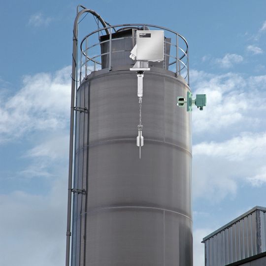 Die beiden Füllstandmessgeräte messen und überwachen den Füllstand in einem Silo für Kunststoffgranulat. Die beiden Füllstandmessgeräte messen und überwachen den Füllstand in einem Silo für Kunststoffgranulat.