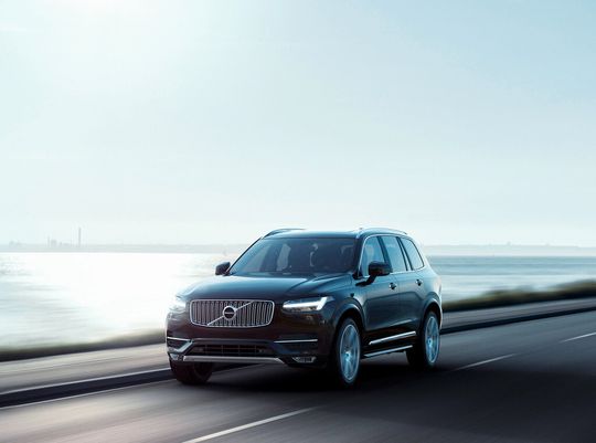 Im Fahrwerk des neuen Volvo XC90 kommt jetzt eine faserverstärkte Blattfeder zum Einsatz. Das innovative Hinterachs-Konzept fungiert dabei als Plattform für weitere Modellreihen. Im Fahrwerk des neuen Volvo XC90 kommt jetzt eine faserverstärkte Blattfeder zum Einsatz. Das innovative Hinterachs-Konzept fungiert dabei als Plattform für weitere Modellreihen.