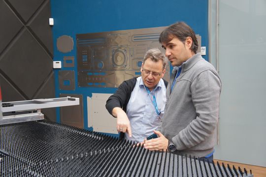 Maschinentisch individuell anpassen? Bei Euromac kein Problem. Christian Hauser (l.), Betriebsleiter der Gebrüder Spiegel AG, und Ferran Villanueva, Verkaufsleiter der Euromac SpA, einigen sich über die Realisation einer spezifischen Kundenanforderung. Maschinentisch individuell anpassen? Bei Euromac kein Problem. Christian Hauser (l.), Betriebsleiter der Gebrüder Spiegel AG, und Ferran Villanueva, Verkaufsleiter der Euromac SpA, einigen sich über die Realisation einer spezifischen Kundenanforderung.