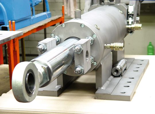 Hydraulikzylinder unterliegen strengen Normen und müssen hohen branchenspezifischen Anforderungen genügen. Hydraulikzylinder unterliegen strengen Normen und müssen hohen branchenspezifischen Anforderungen genügen.
