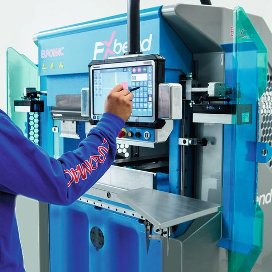 Euromca hat mit der FX bend eine Abkantpresse entwickelt, die über Kugelumlaufspindeln und direkt von einem bürstenlosen Motor angetrieben wird. Euromca hat mit der FX bend eine Abkantpresse entwickelt, die über Kugelumlaufspindeln und direkt von einem bürstenlosen Motor angetrieben wird.