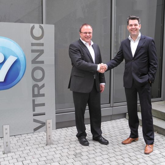 Gerhard Bär (l.), COO von Vitronic, und Maarten Ree, Perfect Transaction Executive bei TNT, besiegeln die weltweite Partnerschaft beider Unternehmen. Gerhard Bär (l.), COO von Vitronic, und Maarten Ree, Perfect Transaction Executive bei TNT, besiegeln die weltweite Partnerschaft beider Unternehmen.