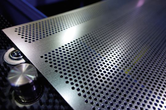 Bild 1: Individuell gefertigte Lochbleche sind dank Automatisierung auch ab Losgröße 1 zu fertigen. Bild 1: Individuell gefertigte Lochbleche sind dank Automatisierung auch ab Losgröße 1 zu fertigen.