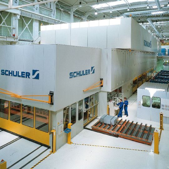 Das modular aufgebaute elektronische 3-Achs-Transfersystem von Schuler muss passgenau in die Transferpresse integriert werden. Das modular aufgebaute elektronische 3-Achs-Transfersystem von Schuler muss passgenau in die Transferpresse integriert werden.