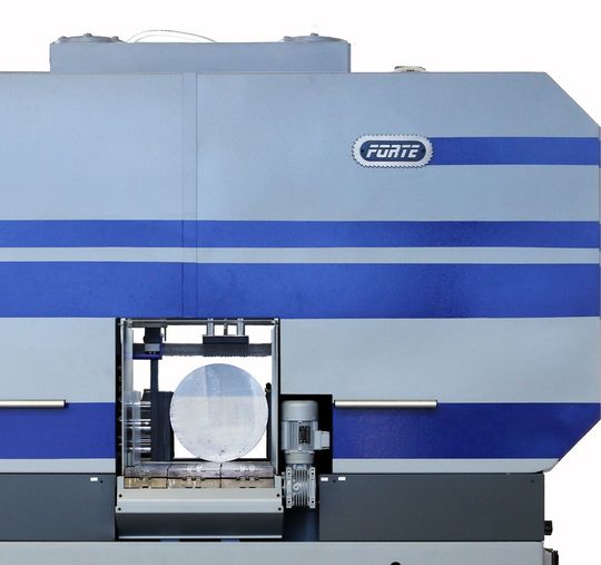 Auf der Messe AMB 2014 in Stuttgart wurde der neue Zweisäulen-Bandsägeautomat SBA 531/S-CNC-VSCT-LV mit Maschinen-Vollverkleidung vorgestellt.