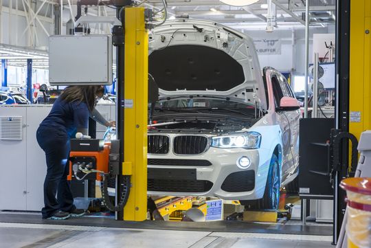 Intelligente Stromzähler sammeln kontinuierlich Messwerte bezüglich des Energieverbrauchs von Fertigungsanlagen und Robotern und vergleichen die Ergebnisse mit einem zentralen „Big Data“-Netzwerk des Unternehmens, so BMW. Intelligente Stromzähler sammeln kontinuierlich Messwerte bezüglich des Energieverbrauchs von Fertigungsanlagen und Robotern und vergleichen die Ergebnisse mit einem zentralen „Big Data“-Netzwerk des Unternehmens, so BMW.