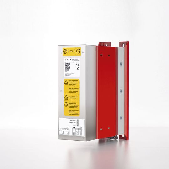 Die 24-Volt-Notstrom-Energieversorgung NEV der Michael Koch GmbH (silbern) wird direkt auf die Energiespeicherlösungen mit USV-Funktion für Drive Controller (rot) montiert und spart somit wertvollen Schaltschrankplatz.