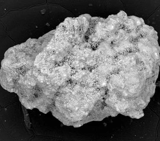 Aus dem Rasterelektronenmikroskop stammende Aufnahmen von einem Mikrometeoriten. Diese Mikrometeoriten wurden auf der Erde (Antarktis) gesammelt. Es wird angenommen, dass jedes Jahr eine relativ große Menge an Mikrometeoriten mit ähnlicher Zusammensetzung auf den Mars fällt. Ein Teil des darin enthaltenen organischen Materials könnte beim Erhitzen in Chlormethan umgewandelt werden. Aus dem Rasterelektronenmikroskop stammende Aufnahmen von einem Mikrometeoriten. Diese Mikrometeoriten wurden auf der Erde (Antarktis) gesammelt. Es wird angenommen, dass jedes Jahr eine relativ große Menge an Mikrometeoriten mit ähnlicher Zusammensetzung auf den Mars fällt. Ein Teil des darin enthaltenen organischen Materials könnte beim Erhitzen in Chlormethan umgewandelt werden.