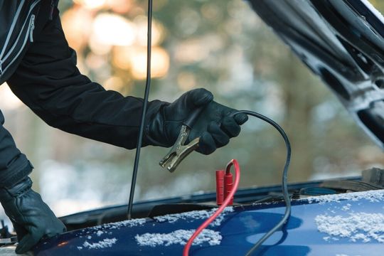 Bei modernen Fahrzeugen ganz und gar nicht trivial – die Starthilfe. Kabel mit unisolierten Klemmen solte man wegen Kurzschlussgefahr besser entsorgen!