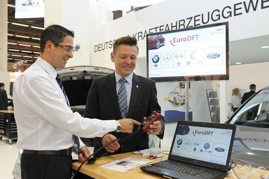 Drei, die für die Rechte Freier Werkstätten kämpfen: (v. li.) Neofitos Arathymos, ZDK-Geschäftsführer Technik, Wilhelm Hülsdonk, Bundesinnungsmeister, und das neue „Euro DFT“ – hier bei der Präsentation auf der Automechanika.