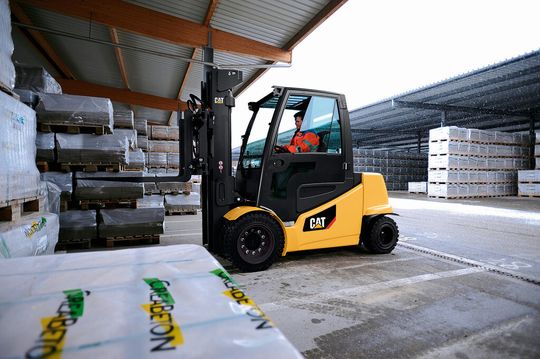 Die Cat Lift Trucks garantieren einen störungsfreien Betrieb auch bei schwierigen Bedinungen. Die Cat Lift Trucks garantieren einen störungsfreien Betrieb auch bei schwierigen Bedinungen.