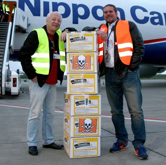 Frank Schlund (r.), General Manager von NCA Germany, und Douglas Borer, GF von Borer Air Cargo, brachten die ersten Pakete mit lebenden Tieren nach Frankfurt-Hahn. Frank Schlund (r.), General Manager von NCA Germany, und Douglas Borer, GF von Borer Air Cargo, brachten die ersten Pakete mit lebenden Tieren nach Frankfurt-Hahn.