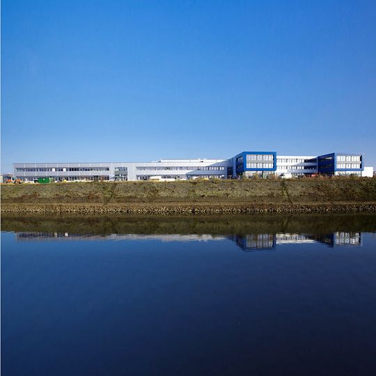 Die KSPG AG investierte rund 50 Millionen Euro in das neue Werk „Niederrhein“ auf der Hafenmole in der Neusser City. Die KSPG AG investierte rund 50 Millionen Euro in das neue Werk „Niederrhein“ auf der Hafenmole in der Neusser City.