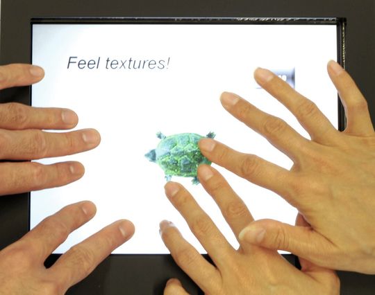 Mit Gefühl: Beim neuen taktilen Display können mehrere Benutzer individuell die Textur des berührten Bildes fühlen. Mit Gefühl: Beim neuen taktilen Display können mehrere Benutzer individuell die Textur des berührten Bildes fühlen.