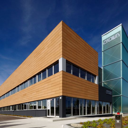 Das in Roding neu eröffnete Werk bietet eine 11.800 m² große Produktionsfläche. Das in Roding neu eröffnete Werk bietet eine 11.800 m² große Produktionsfläche.