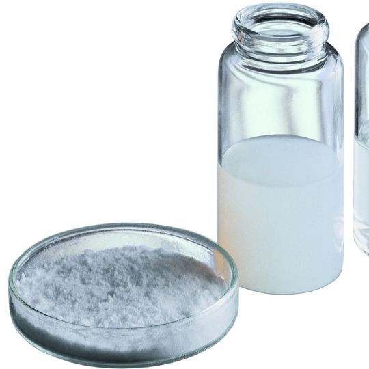 Merck-Team hat für die verbesserzte Leistungsfähigkeit von Flüssigkristallen den Meyer-Galow-Preis für Wirtschaftschemie 2014 erhalten. Merck-Team hat für die verbesserzte Leistungsfähigkeit von Flüssigkristallen den Meyer-Galow-Preis für Wirtschaftschemie 2014 erhalten.