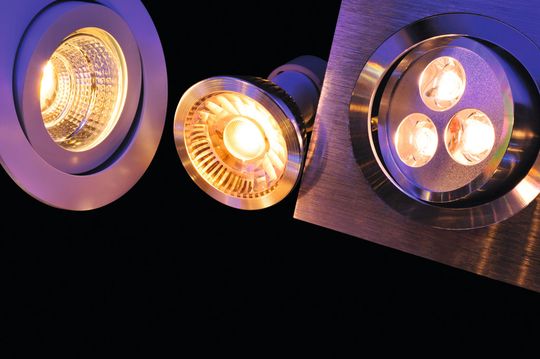 Einsatzgebiet: Die Steckverbinder werden in unterschiedliche LED-Leuchten integriert, da hier immer Leiterplatten enthalten sind. Einsatzgebiet: Die Steckverbinder werden in unterschiedliche LED-Leuchten integriert, da hier immer Leiterplatten enthalten sind.